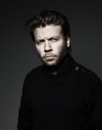 <a href='tl_files/hopper/ostrom/hires/Gustaf_Karlof_02 .jpg'>Hi-res version</a><br/>410,5 kB<br/>1338 x 1700 px<br/><br/>